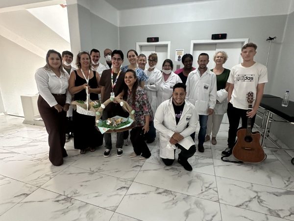 Imagem de Capa - Ação de Páscoa leva acolhimento, fé e humanização aos pacientes